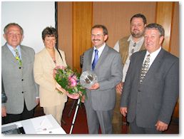 Mitgliederversammlung LTS Bayern 2002 - Gratulation für die gelungen Veranstaltung und bei der Übergabe eines Erinnerungsgeschenkes
